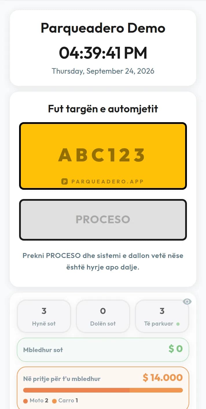 Softuer për menaxhimin e parkingut: paneli me targën ABC123 dhe tre automjete të parkuara